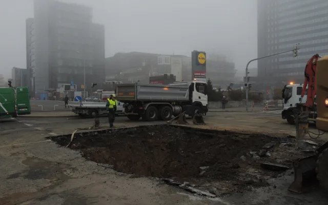Havárie vodovodu omezila dopravu na Budějovické, autobusy jezdí odklonem