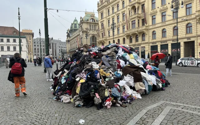 VIDEO: Hromadu oblečení nechalo vyhodit v centru Prahy hlavní město. Má upozornit na nadbytek textilního odpadu