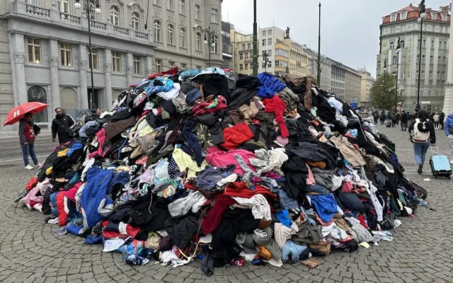 VIDEO: Hromadu oblečení nechalo vyhodit v centru Prahy hlavní město. Má upozornit na nadbytek textilního odpadu