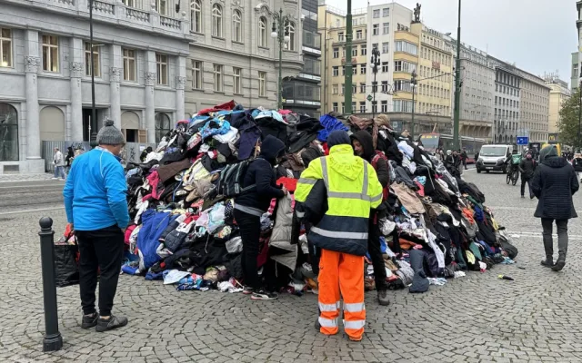 VIDEO: Hromadu oblečení nechalo vyhodit v centru Prahy hlavní město. Má upozornit na nadbytek textilního odpadu
