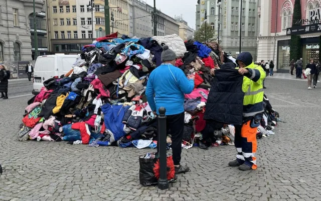 VIDEO: Hromadu oblečení nechalo vyhodit v centru Prahy hlavní město. Má upozornit na nadbytek textilního odpadu