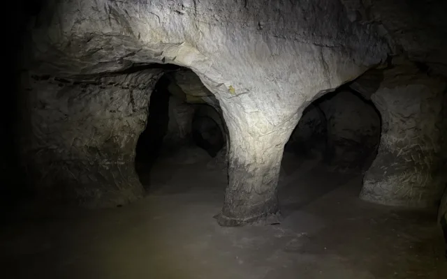 Praha 14 zpřístupnila podzemí opravené Fejkovy pískovny