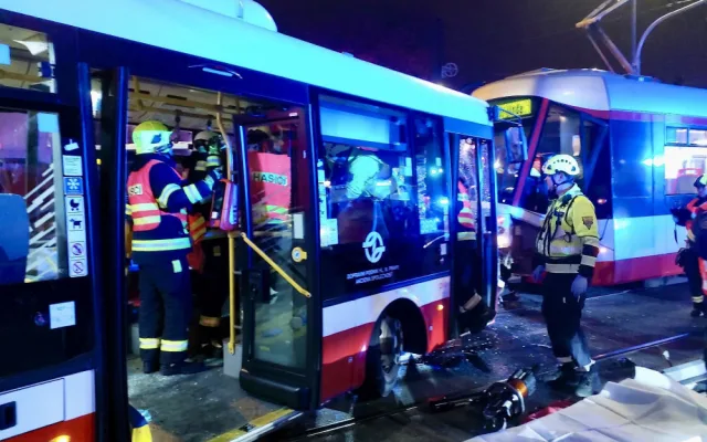 V Libni se srazila tramvaj s autobusem, jeho řidiče museli hasiči vyprostit