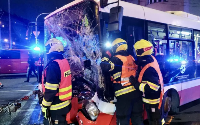 V Libni se srazila tramvaj s autobusem, jeho řidiče museli hasiči vyprostit