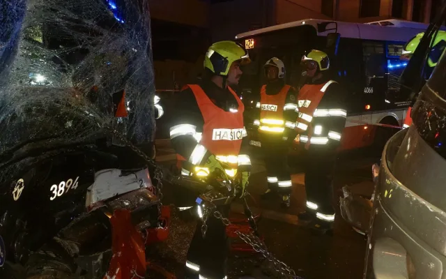 V Libni se srazila tramvaj s autobusem, jeho řidiče museli hasiči vyprostit