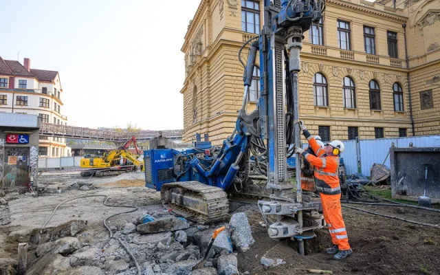 Ze stanice metra Florenc k autobusovému nádraží vystoupí lidé v lednu příštího roku