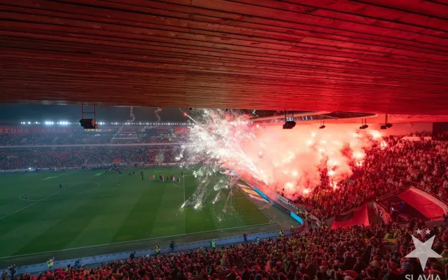 Měsíce příprav, dvacet tisíc pláštěnek, český rekord. Choreo slávistické Tribuny Sever se zapsalo do historie