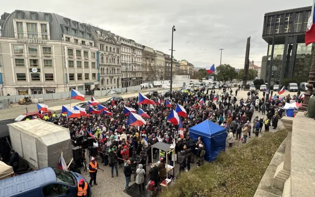 Protivládní prostest před Národním muzeem
