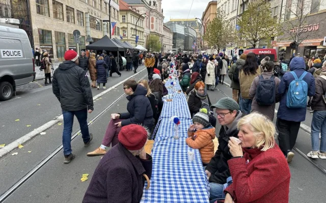 FOTOGALERIE: Tisíce lidí, fronta na svíčky a Modlitba pro Martu. Tak letos vypadaly oslavy výročí 17. listopadu na Národní třídě