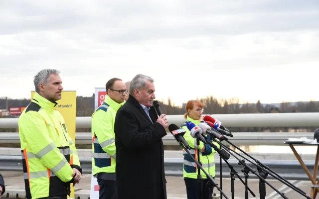 Uzavření Barrandovského mostu je u konce. Řidiče již žádné opravy omezovat nebudou