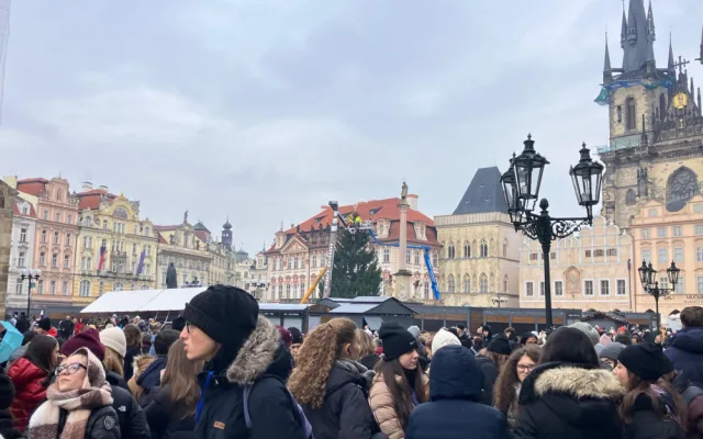 Technici v noci ukotvili vánoční strom na Staroměstském náměstí a začali se zdobením