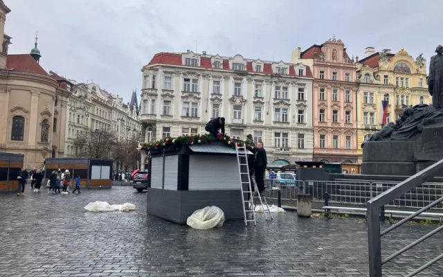Technici v noci ukotvili vánoční strom na Staroměstském náměstí a začali se zdobením