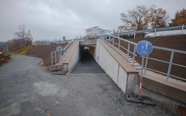 Podchod místo nebezpečného přechodu na Strakonické je hotový. Vypadá ale jinak, než původní návrh