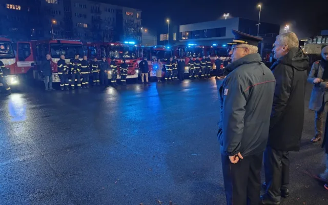 Pražští dobrovolní hasiči dostali od svých profesionálních kolegů deset kusů mobilní techniky