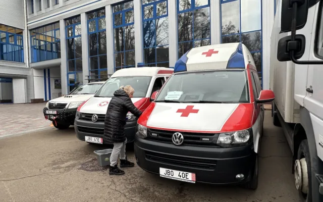 Dobrovolníci přivezli z Prahy na Ukrajinu pomoc za třináct milionů. Vybavenou polní nemocnici i hračky pro děti