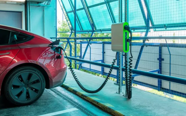 Dobíjení elektromobilu na Letišti Václava Havla Praha
