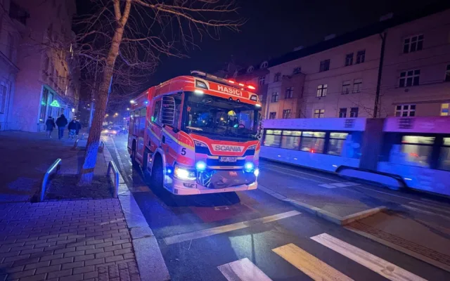 VIDEO: Ve Vršovicích hořela kuchyň restaurace, škoda je půl milionu