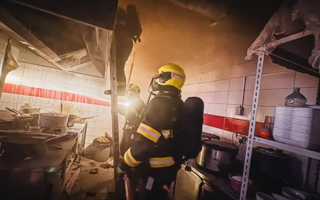 VIDEO: Ve Vršovicích hořela kuchyň restaurace, škoda je půl milionu
