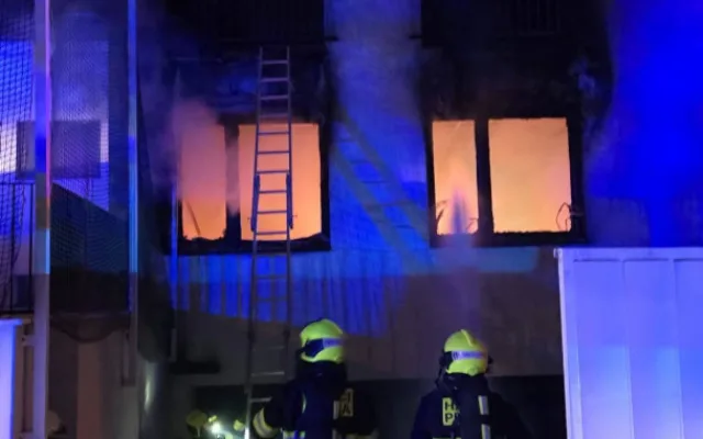 VIDEO: Od prskavky vyhořel v Praze celý rodinný dům, škoda je v milionech