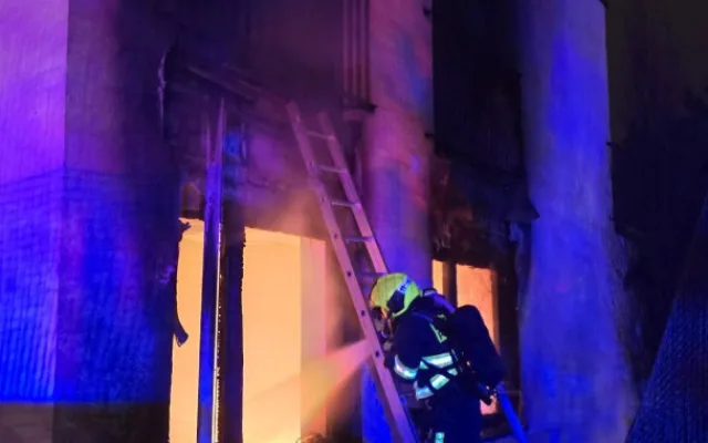 VIDEO: Od prskavky vyhořel v Praze celý rodinný dům, škoda je v milionech