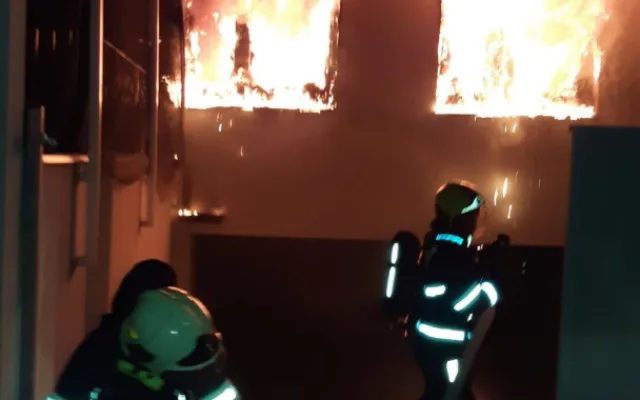 VIDEO: Od prskavky vyhořel v Praze celý rodinný dům, škoda je v milionech