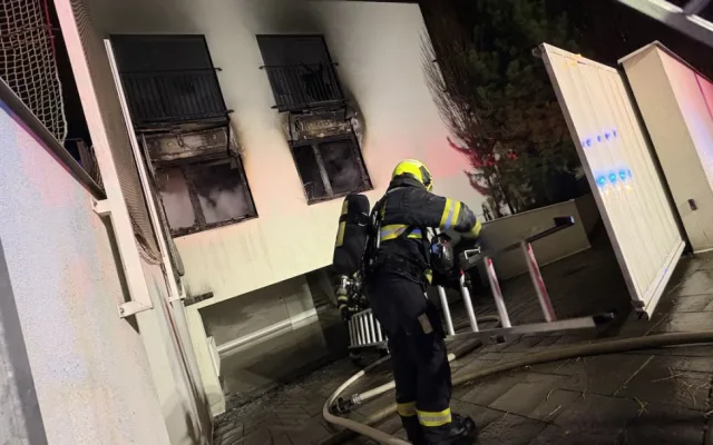 VIDEO: Od prskavky vyhořel v Praze celý rodinný dům, škoda je v milionech