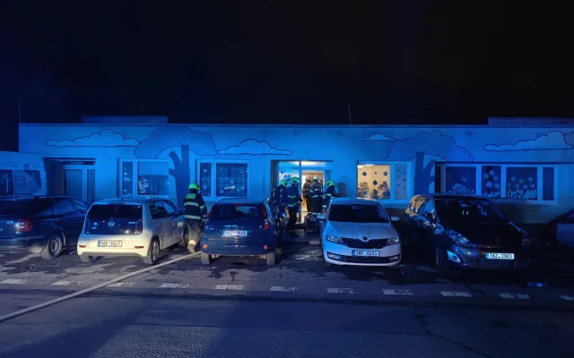 VIDEO: Výbuch pyrotechniky v bytě, požár v Sapě a zase ty prskavky. Pražští hasiči klidné Vánoce neměli