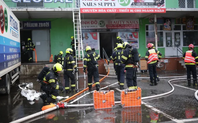 VIDEO: Výbuch pyrotechniky v bytě, požár v Sapě a zase ty prskavky. Pražští hasiči klidné Vánoce neměli