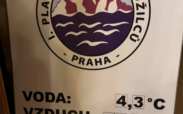 Studenou Vltavou plavalo při Memoriálu Alfreda Nikodéma přes tři sta lidí, vodu zkusila i starostka Prahy 1