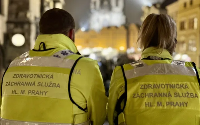 Tisíc volání na tísňovou linku, třicet požárů kvůli pyrotechnice, tři stovky výjezdů sanitek. Pražští policisté, hasiči a záchranáři se na Silvestra nezastavili