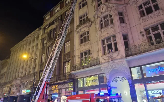 Tisíc volání na tísňovou linku, třicet požárů kvůli pyrotechnice, tři stovky výjezdů sanitek. Pražští policisté, hasiči a záchranáři se na Silvestra nezastavili