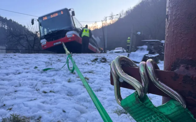 V Radotíně sjel autobus kvůli ledovce do příkopu, museli ho vytáhnout hasiči