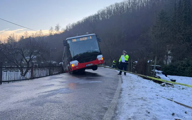 V Radotíně sjel autobus kvůli ledovce do příkopu, museli ho vytáhnout hasiči