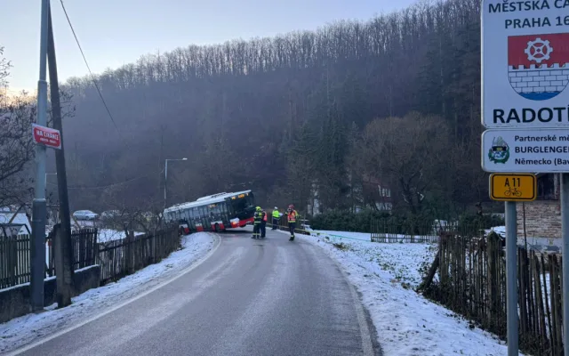V Radotíně sjel autobus kvůli ledovce do příkopu, museli ho vytáhnout hasiči
