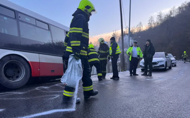 V Radotíně sjel autobus kvůli ledovce do příkopu, museli ho vytáhnout hasiči