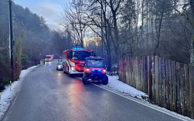 V Radotíně sjel autobus kvůli ledovce do příkopu, musí ho vytáhnout hasiči