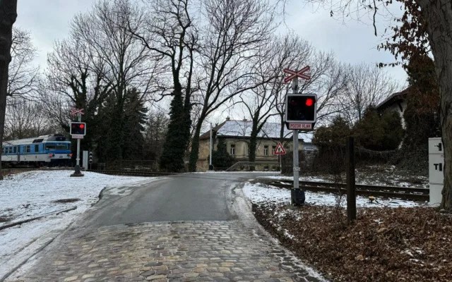 Problémové železniční přejezdy v Liboci chce Praha 6 řešit. Přemýšlí o závorách nebo i úplném zákazu jízdy aut