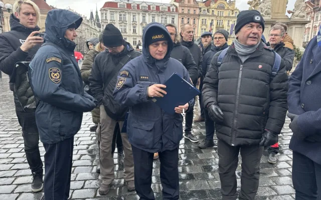 Předzahrádky restaurací na Staroměstském náměstí prošly kontrolou, nedostatky našli hasiči ve všech