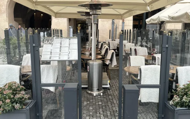 Předzahrádky restaurací na Staroměstském náměstí prošly kontrolou, nedostatky našli hasiči ve všech