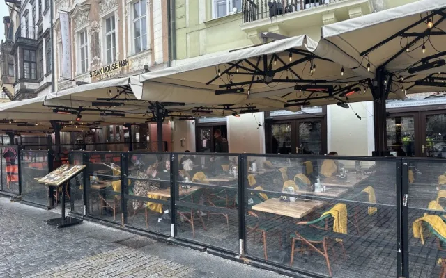 Předzahrádky restaurací na Staroměstském náměstí prošly kontrolou, nedostatky našli hasiči ve všech