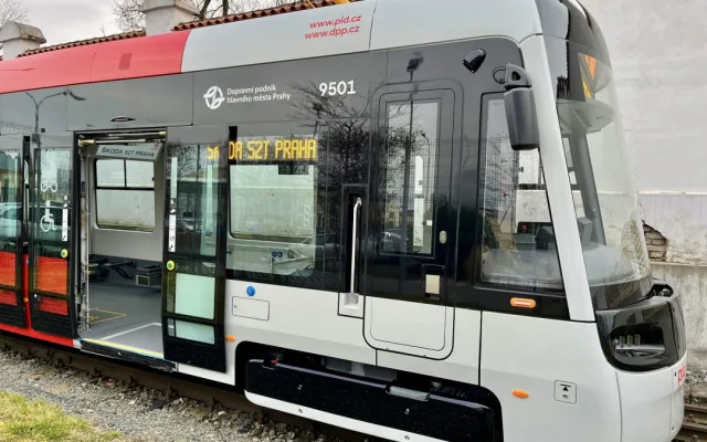 První tramvaj vyrobená speciálně pro Prahu má za sebou první projížďku. V hlavním městě ji uvidí už v dubnu