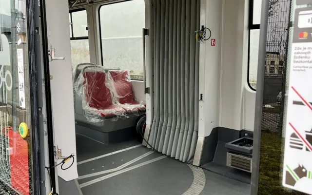 První tramvaj vyrobená speciálně pro Prahu má za sebou první projížďku. V hlavním městě ji uvidí už v dubnu