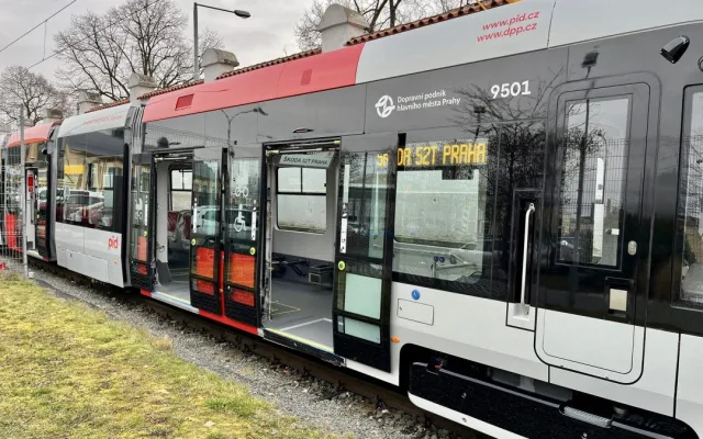 První tramvaj vyrobená speciálně pro Prahu má za sebou první projížďku. V hlavním městě ji uvidí už v dubnu