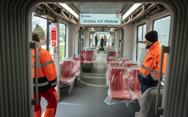 VIDEO: První tramvaj vyrobená speciálně pro Prahu má za sebou první projížďku. V hlavním městě ji uvidí už v dubnu