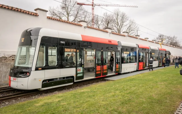 VIDEO: První tramvaj vyrobená speciálně pro Prahu má za sebou první projížďku. V hlavním městě ji uvidí už v dubnu