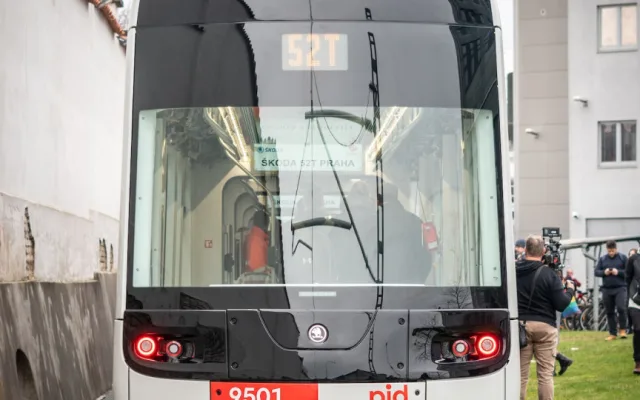 VIDEO: První tramvaj vyrobená speciálně pro Prahu má za sebou první projížďku. V hlavním městě ji uvidí už v dubnu