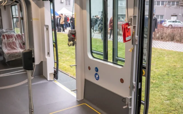 VIDEO: První tramvaj vyrobená speciálně pro Prahu má za sebou první projížďku. V hlavním městě ji uvidí už v dubnu