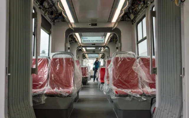 VIDEO: První tramvaj vyrobená speciálně pro Prahu má za sebou první projížďku. V hlavním městě ji uvidí už v dubnu