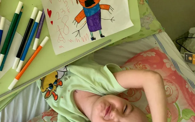 Z obyčejné bolesti zad se u pětileté holčičky vyklubalo onkologické onemocnění. Musela podstoupit transplantaci kostní dřeně