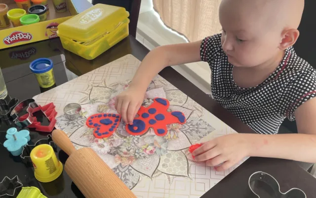 Z obyčejné bolesti zad se u pětileté holčičky vyklubalo onkologické onemocnění. Musela podstoupit transplantaci kostní dřeně